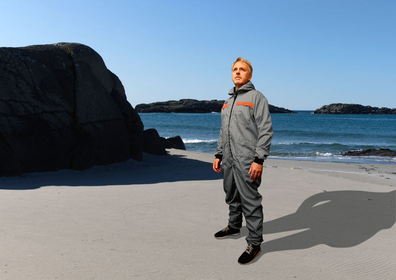 Man op strand met Silencer Blastsafe Gobi stof- en verfpak